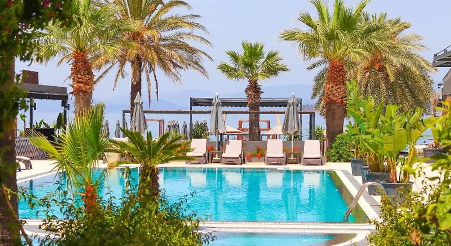 Moyo Luxury Hotel & Beach OUTDOOR_POOL