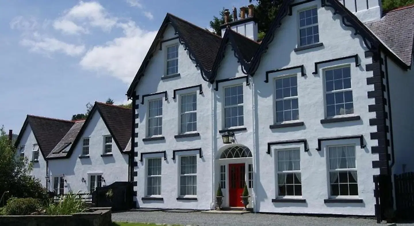 Coed Mawr Hall Bed & Breakfast EXTERIOR