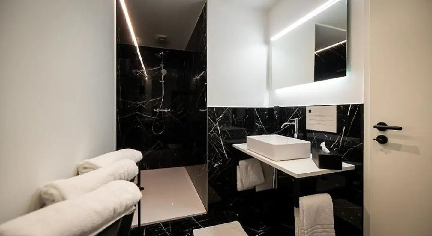Hôtel La Reine Badezimmer