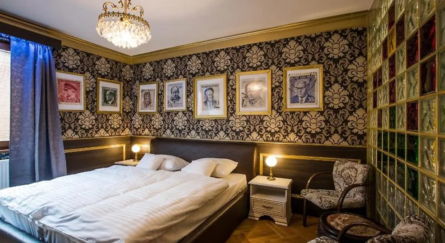 Retro hotel Garage ROOM_EXAMPLE