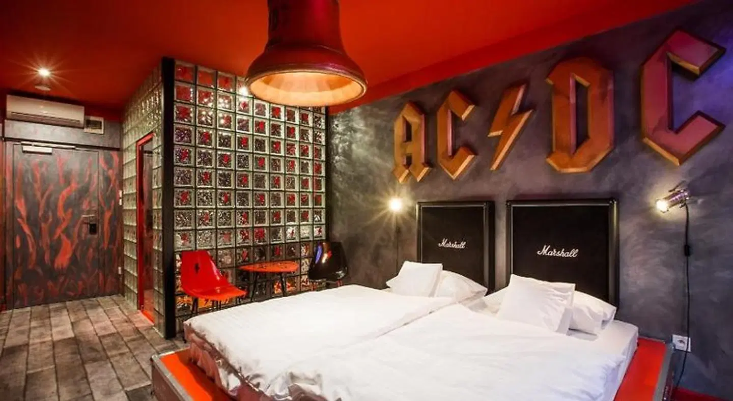 Retro hotel Garage ROOM_EXAMPLE