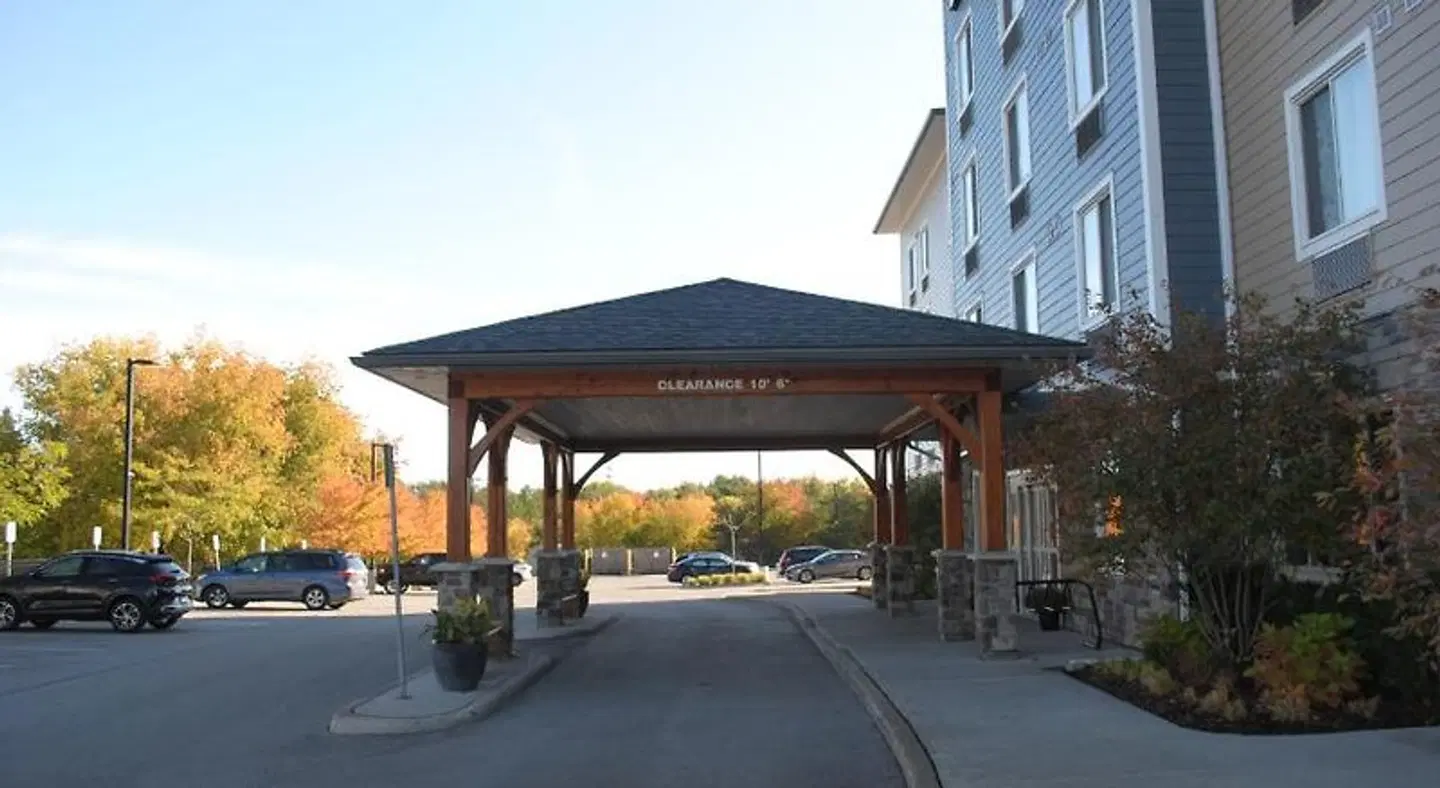Days Inn & Suites by Wyndham Lindsay EXTERIOR