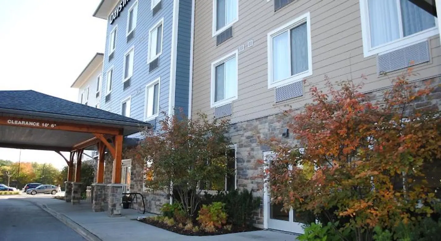 Days Inn & Suites by Wyndham Lindsay EXTERIOR