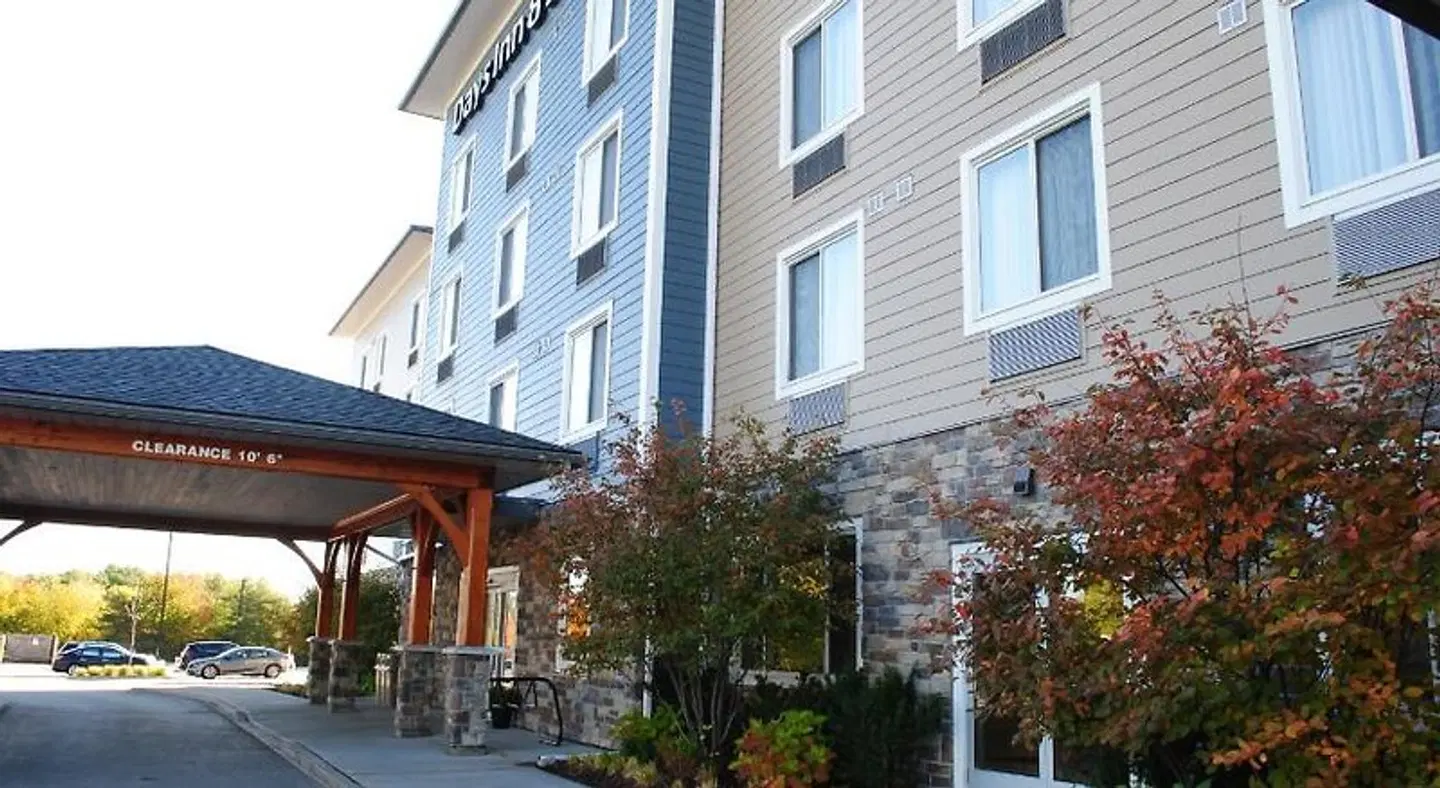 Days Inn & Suites by Wyndham Lindsay EXTERIOR