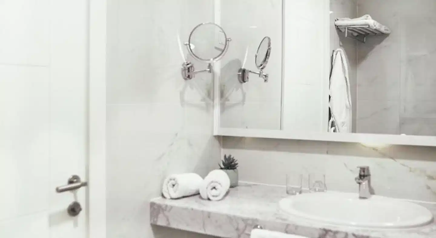 City Beach Apartments Badezimmer