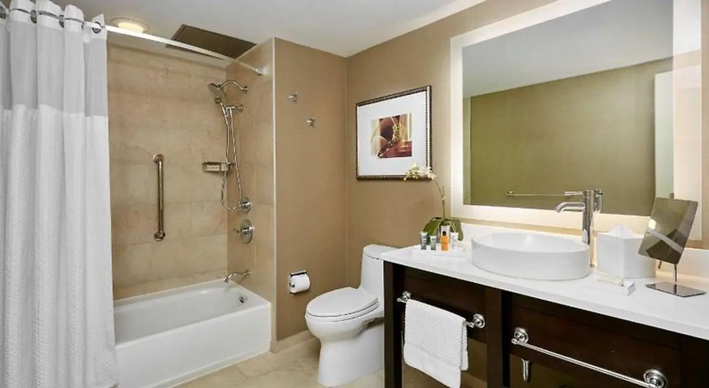 The Inn at Penn, a Hilton Hotel Badezimmer