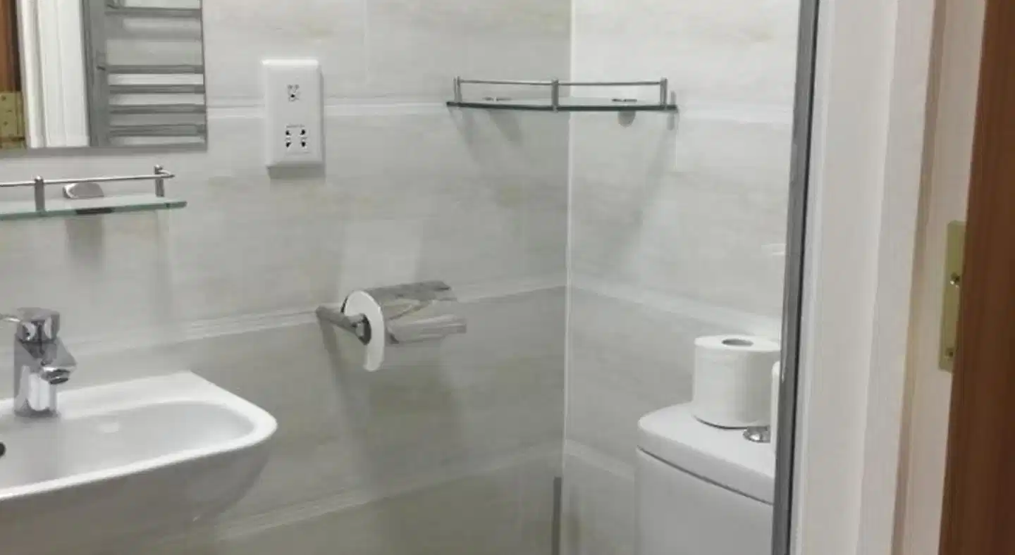 White House Hotel Badezimmer