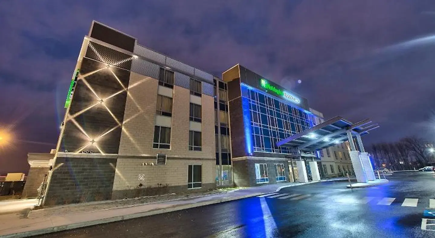 Holiday Inn Express & Suites Vaudreuil - Dorion by IHG EXTERIOR