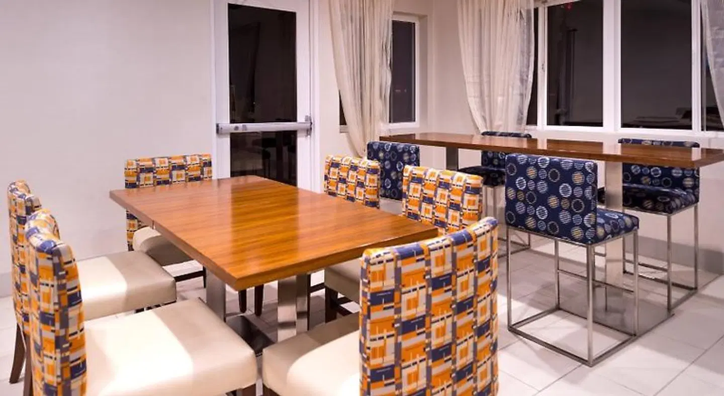 Holiday Inn Express & Suites Alamogordo by IHG Bar