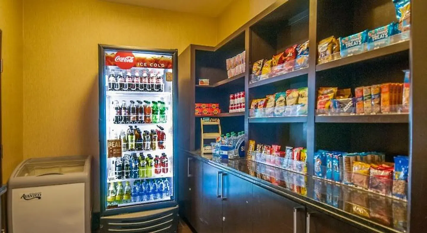Holiday Inn Express & Suites Houston North Intercontinental by IHG Bar