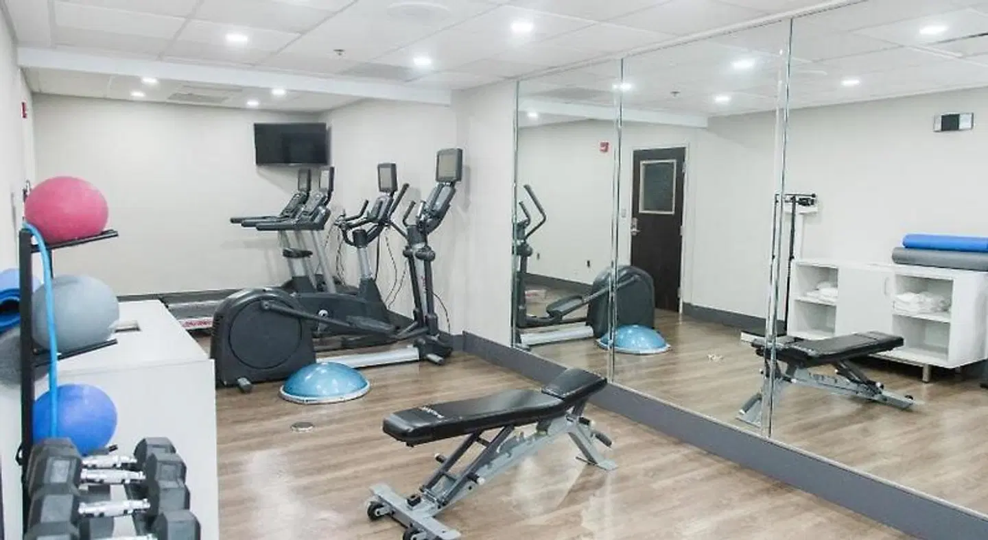 Holiday Inn Express & Suites Columbia-Fort Jackson by IHG SPORTS_AND_LEISURE