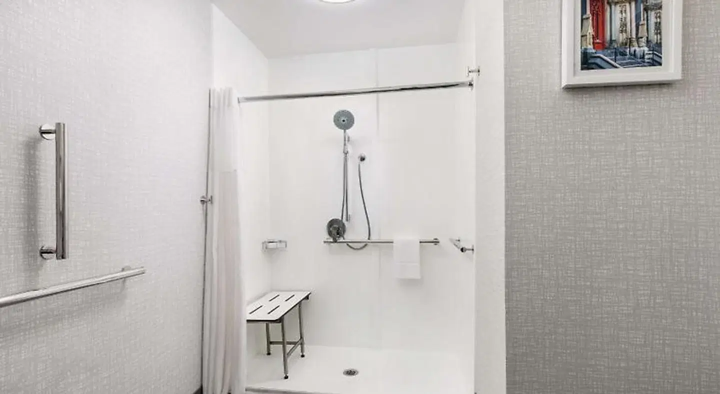 Hampton Inn & Suites Baltimore Inner Harbor Badezimmer