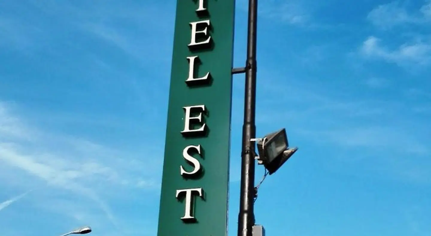 Motel Est EXTERIOR