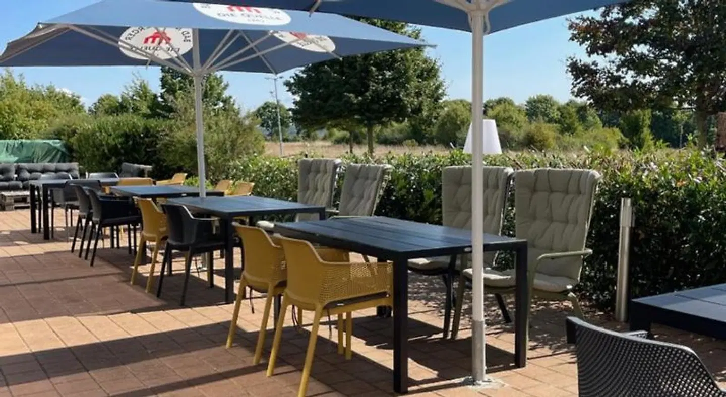 Mc AiREA Airport Hotel Paderborn Terrasse