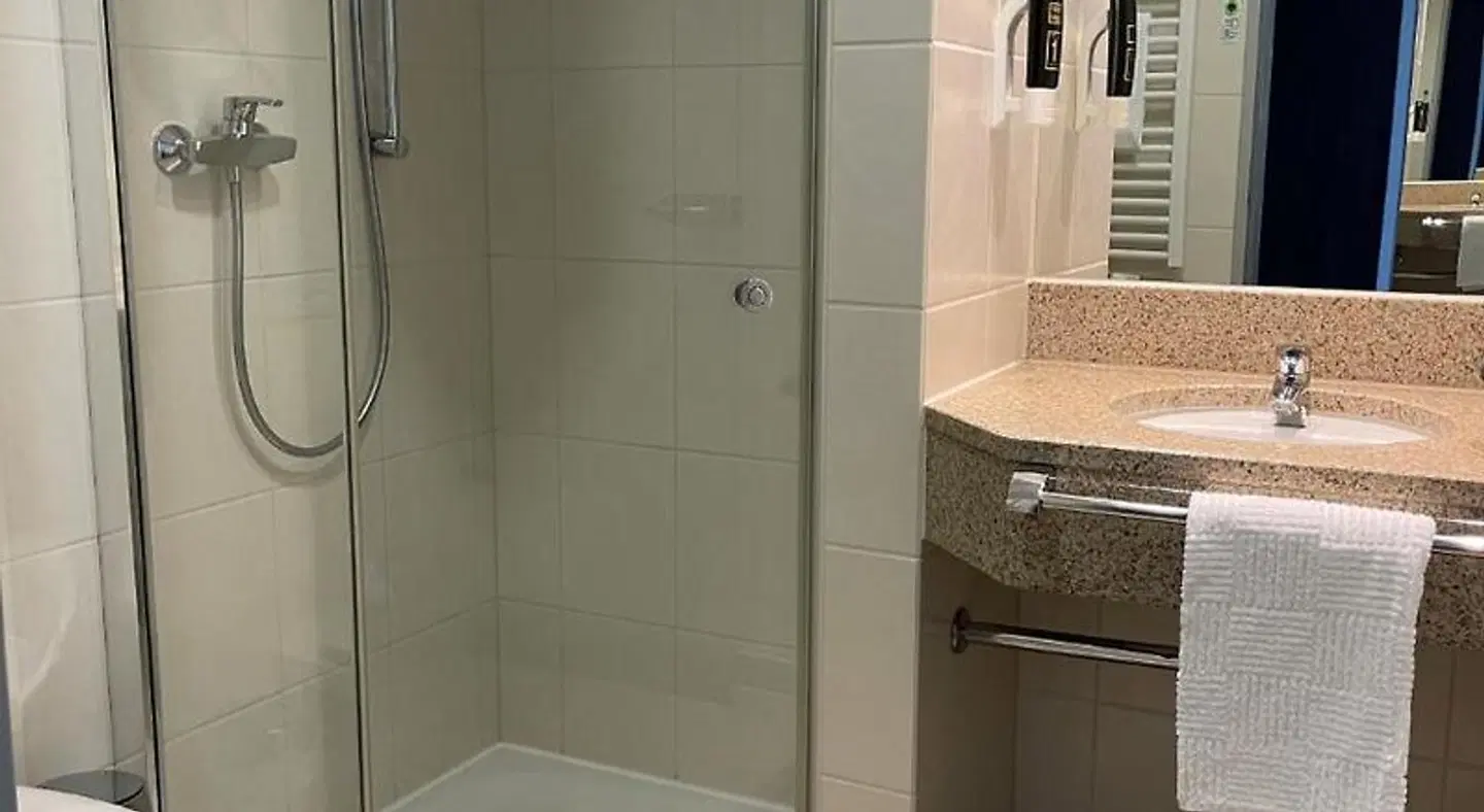 Mc AiREA Airport Hotel Paderborn Badezimmer