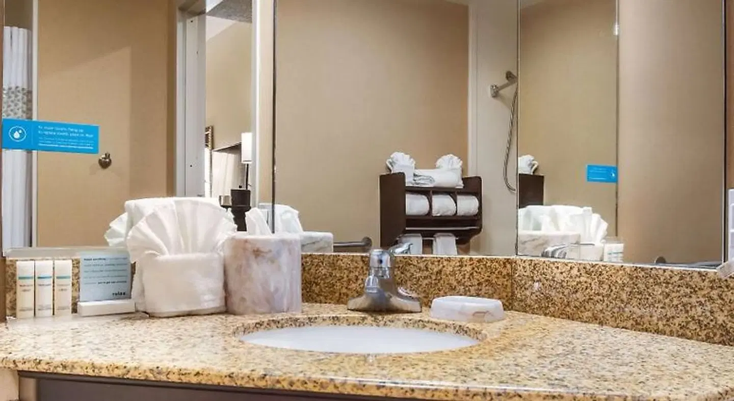Hampton Inn West Badezimmer