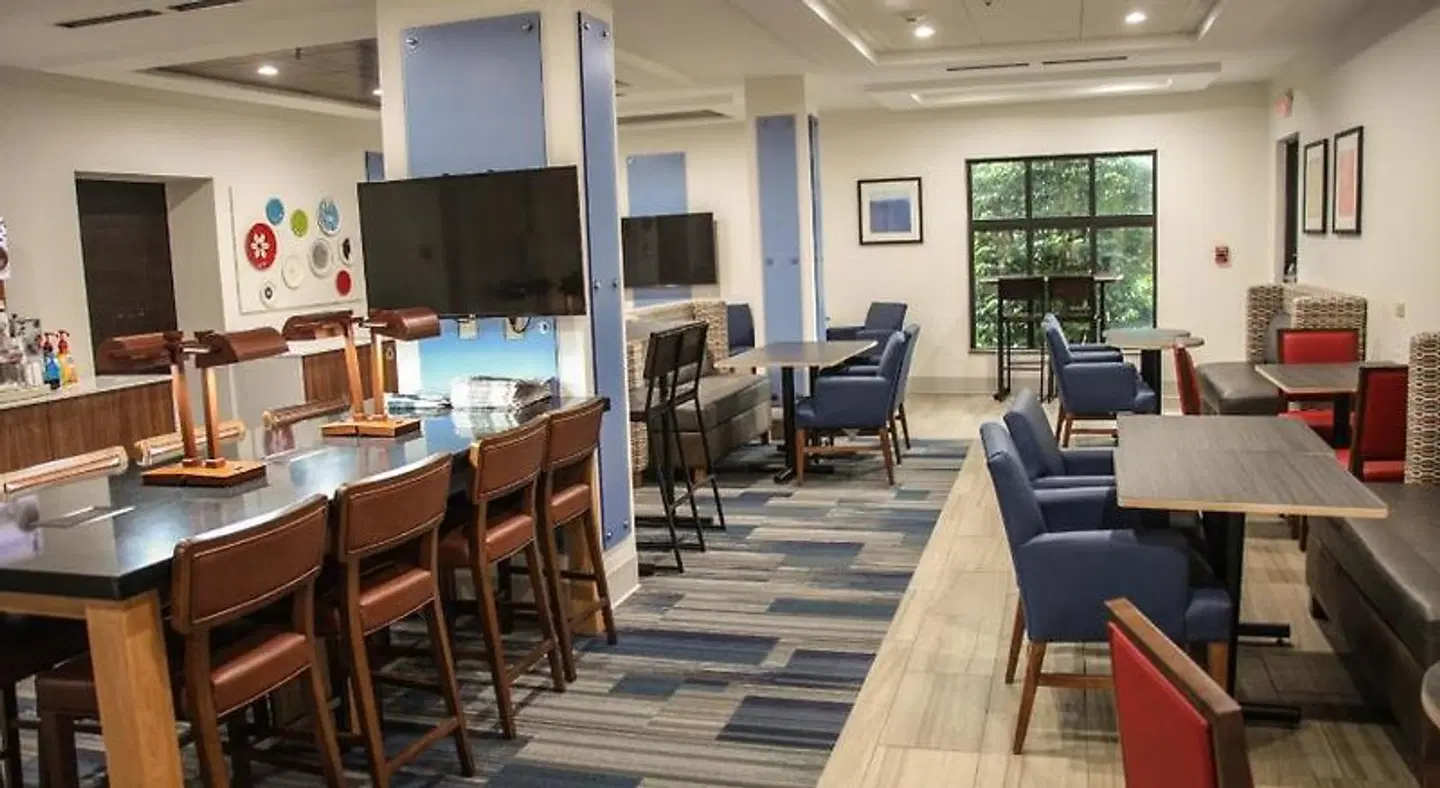 Holiday Inn Express & Suites Athens by IHG Bar