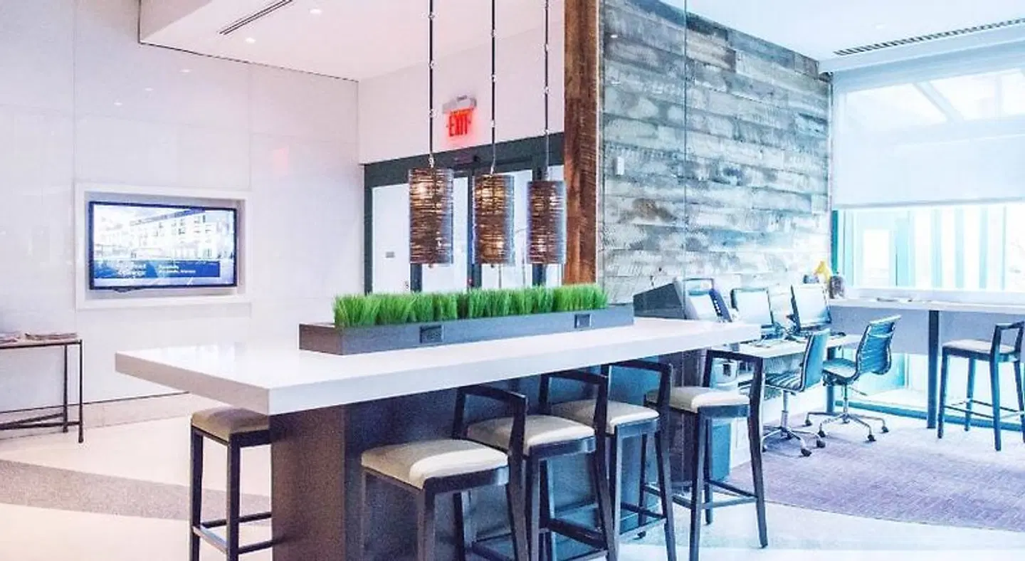 Courtyard by Marriott New York JFK Airport Bar