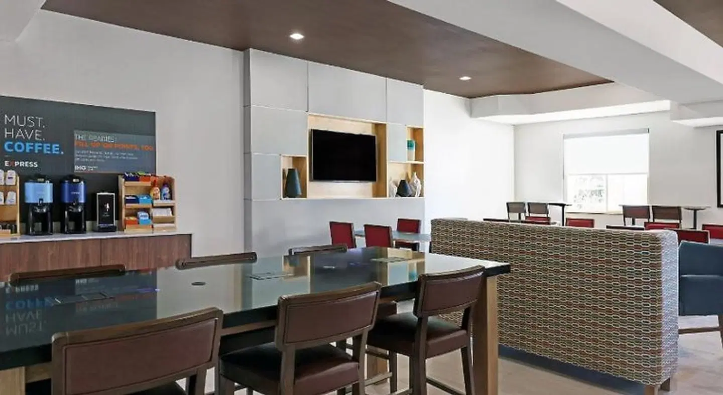 Holiday Inn Express & Suites Newport LOUNGE_LOBBY