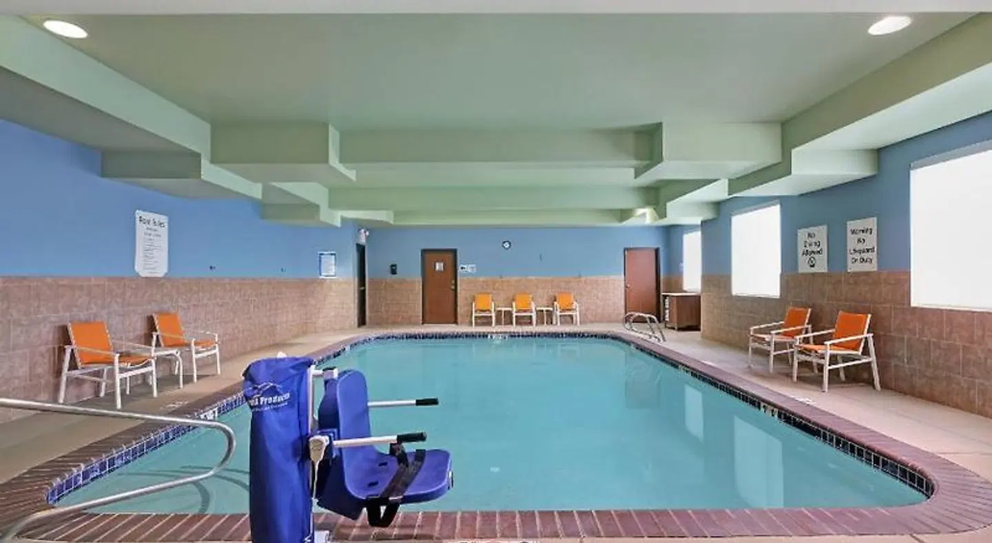 Holiday Inn Express & Suites Newport Hallenbad