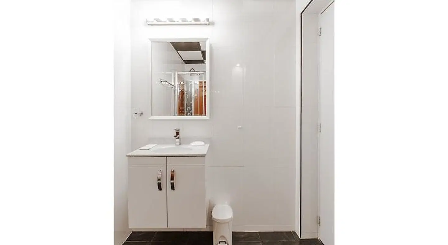 Alex Rooms Airport Badezimmer