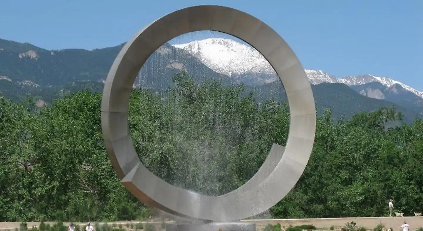 Holiday Inn Express & Suites Colorado Springs Central Sport und Entertainment