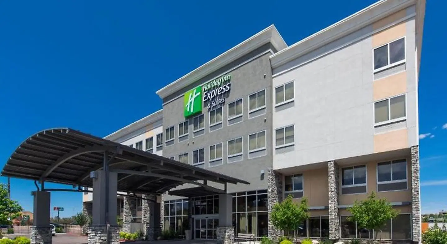 Holiday Inn Express & Suites Colorado Springs Central EXTERIOR