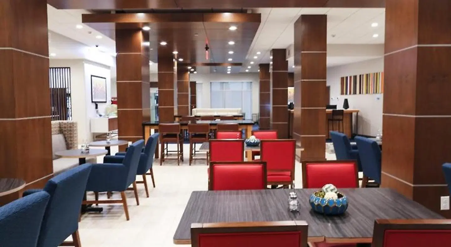 Holiday Inn Express & Suites Houston IAH - Beltway 8 by IHG Bar