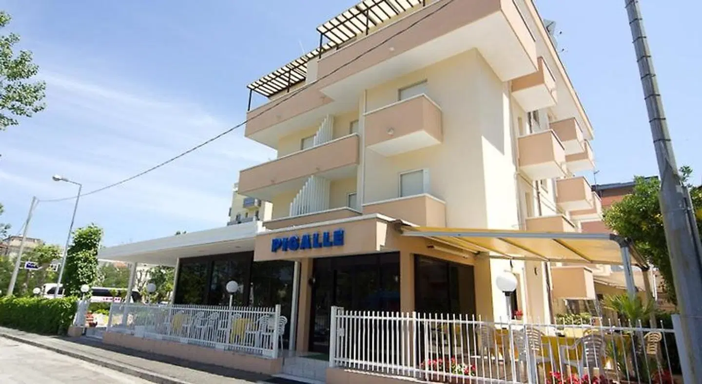 Pigalle EXTERIOR