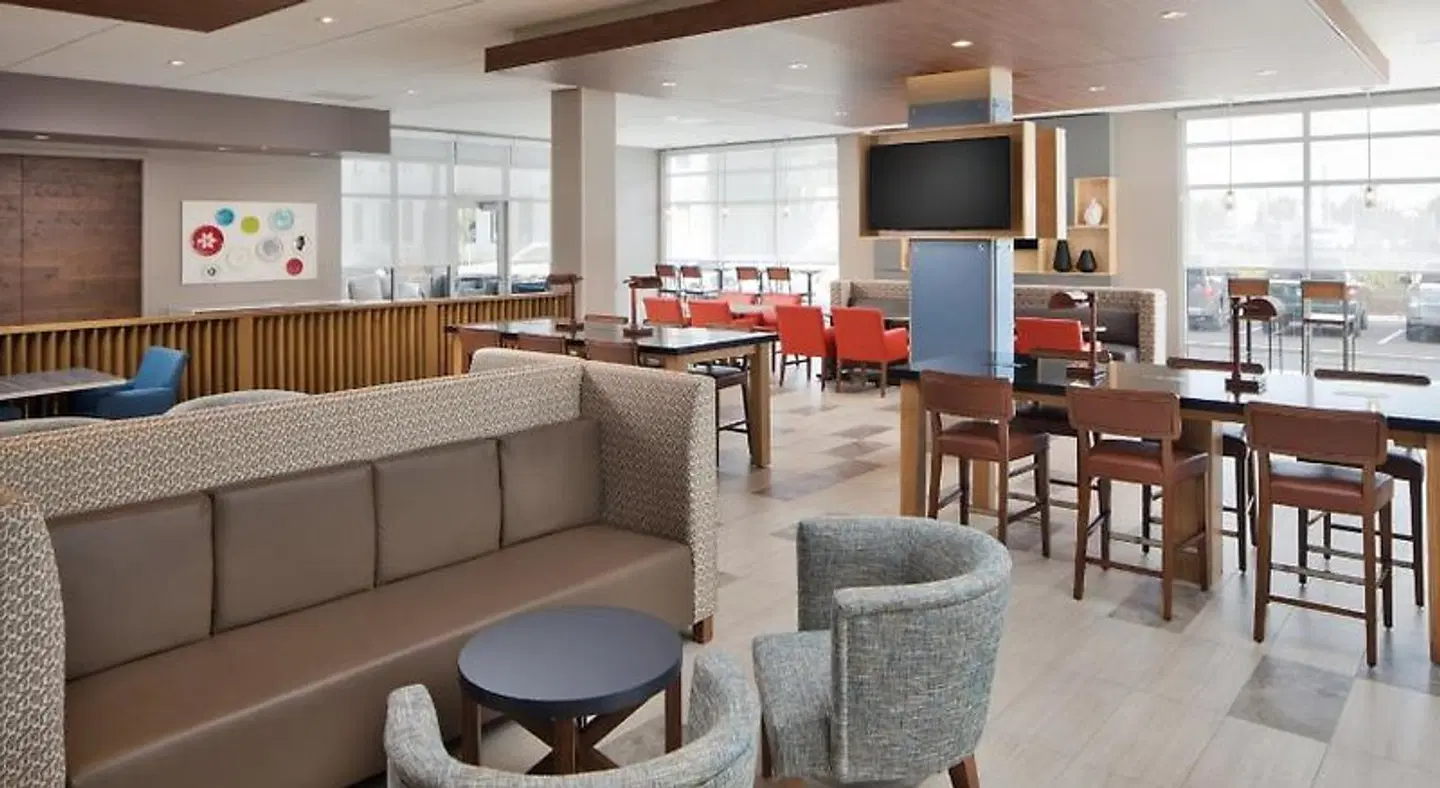 Holiday Inn Express & Suites Portland Airport by IHG Bar