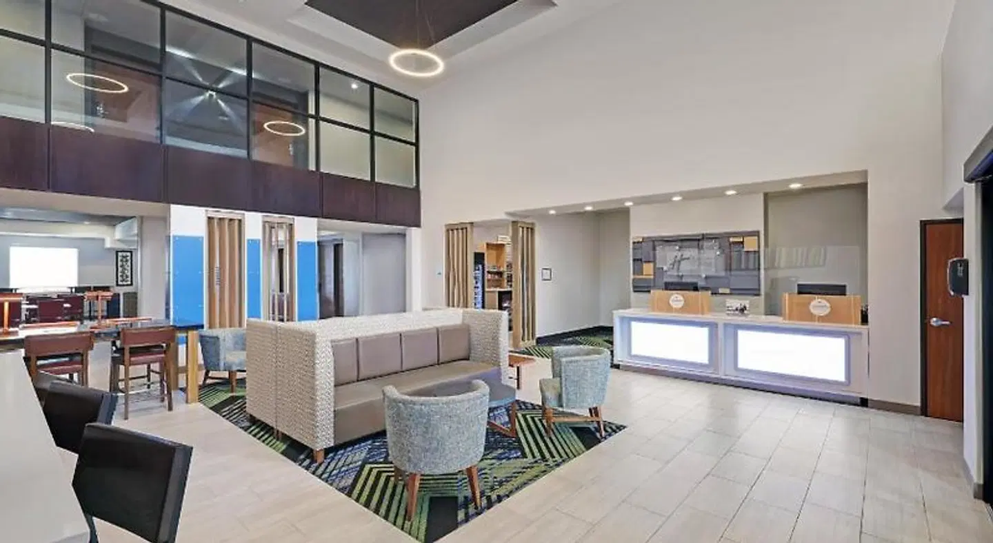 Holiday Inn Express & Suites Newport LOUNGE_LOBBY