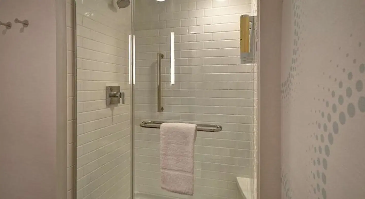 Tru by Hilton Manchester Downtown Badezimmer