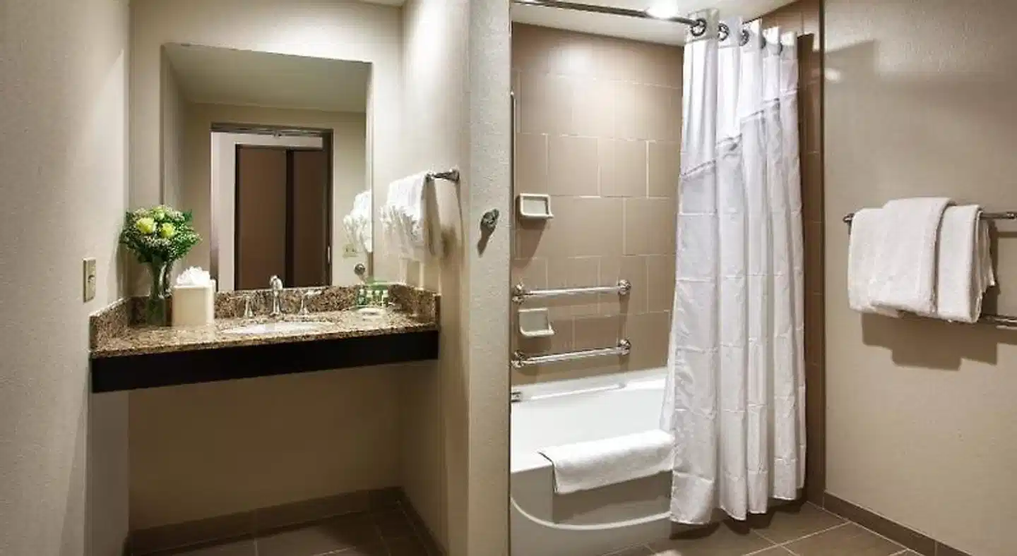 Holiday Inn & Suites Phoenix Airport North Badezimmer