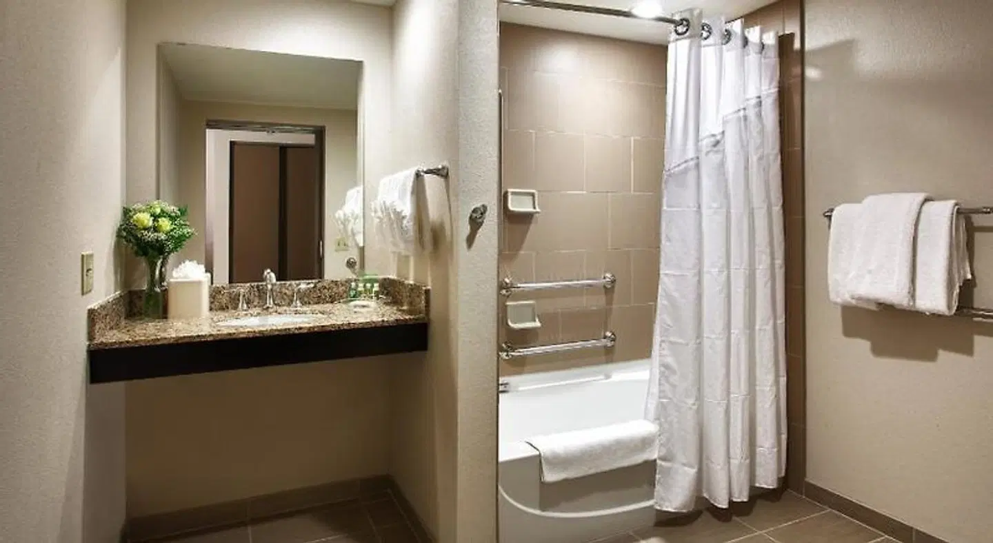 Holiday Inn & Suites Phoenix Airport North Badezimmer