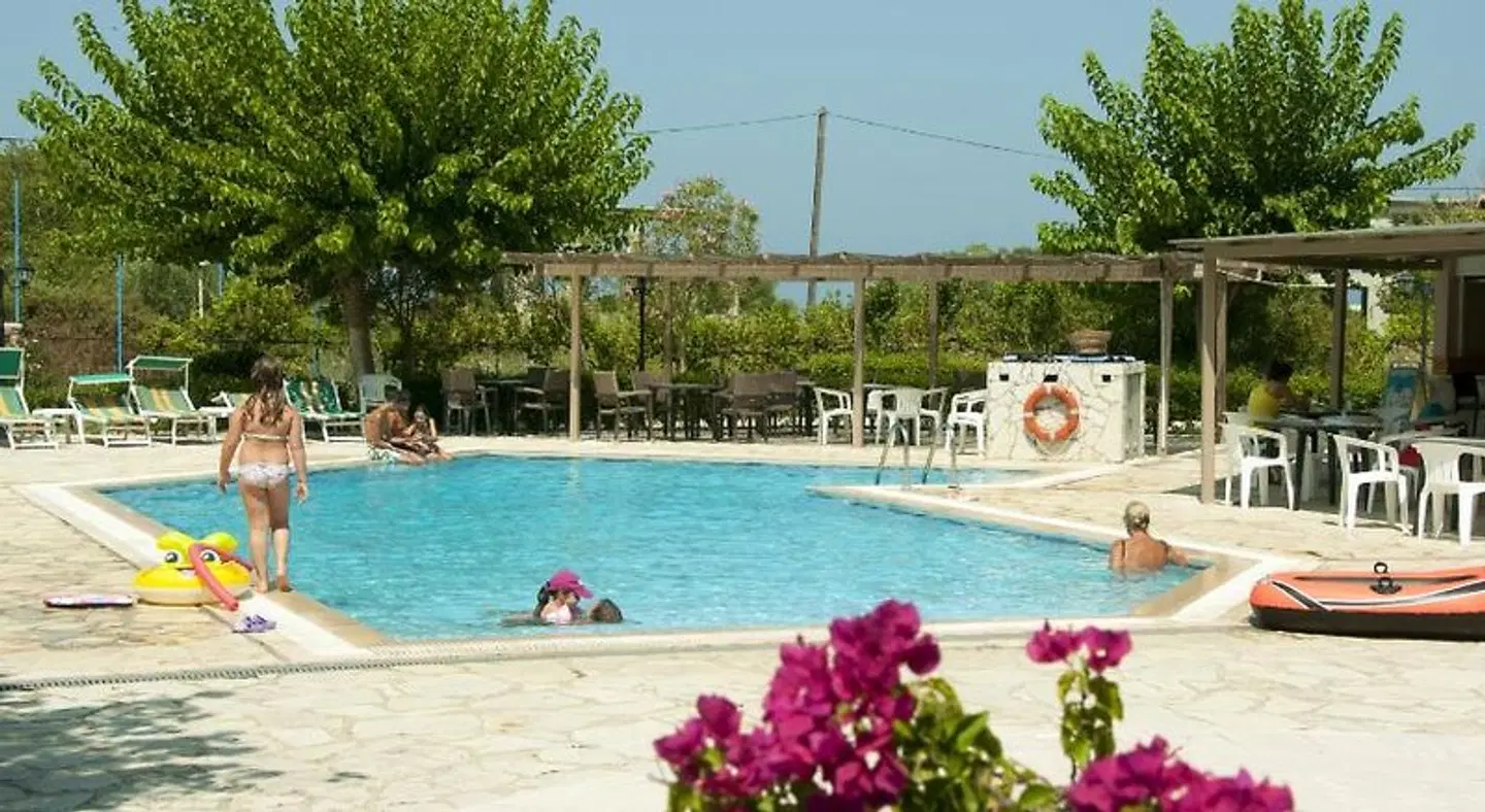 Elina OUTDOOR_POOL