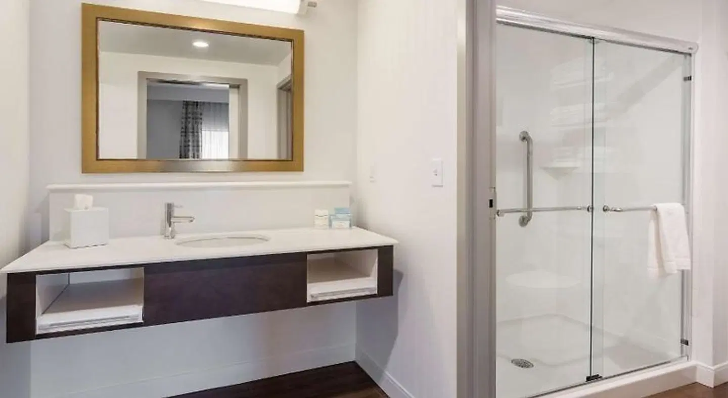 Hampton Inn & Suites Newport/Cincinnati Badezimmer