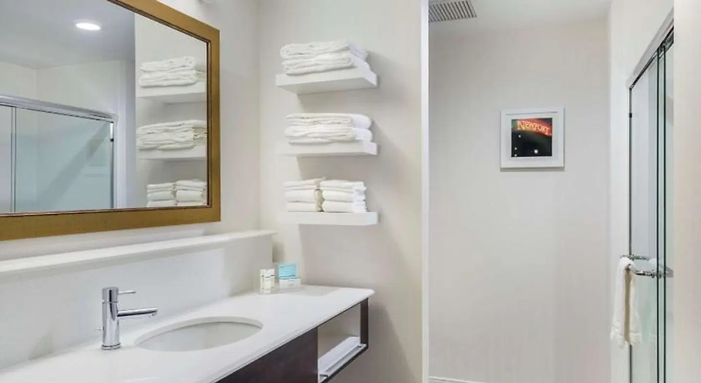 Hampton Inn & Suites Newport/Cincinnati Badezimmer