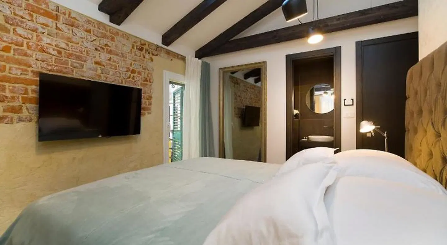 LAmenta ROOM_EXAMPLE