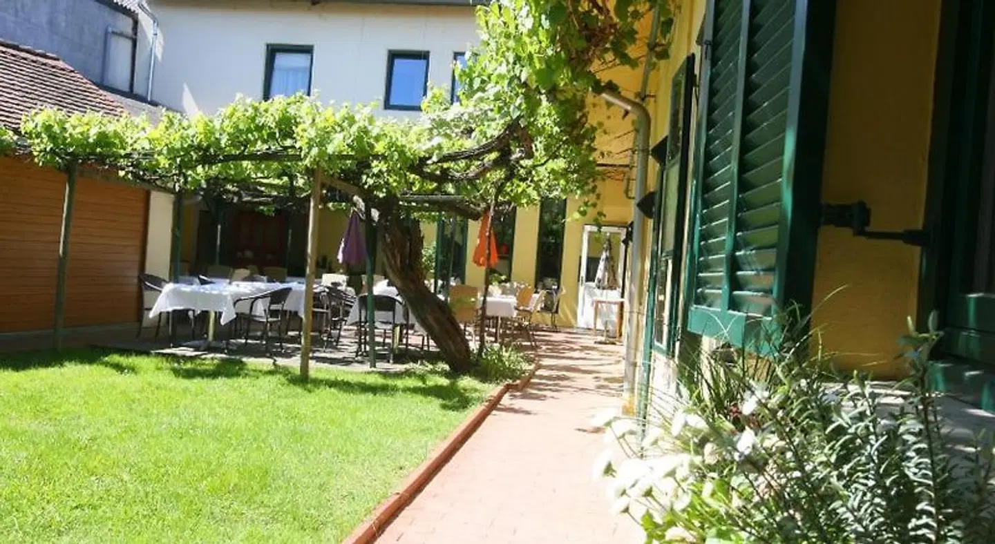 Landgasthof Zum Alten Weinstock EXTERIOR