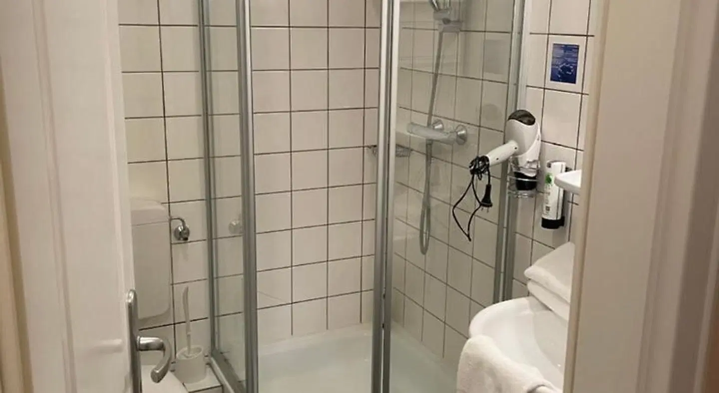 Airport Hotel One Aparthotel Sylt Badezimmer