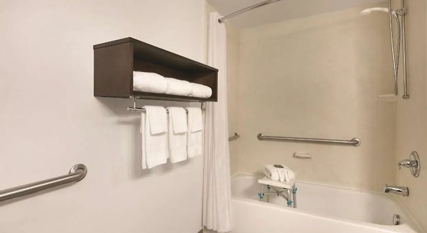 Country Inn & Suites by Radisson, London, KY Badezimmer