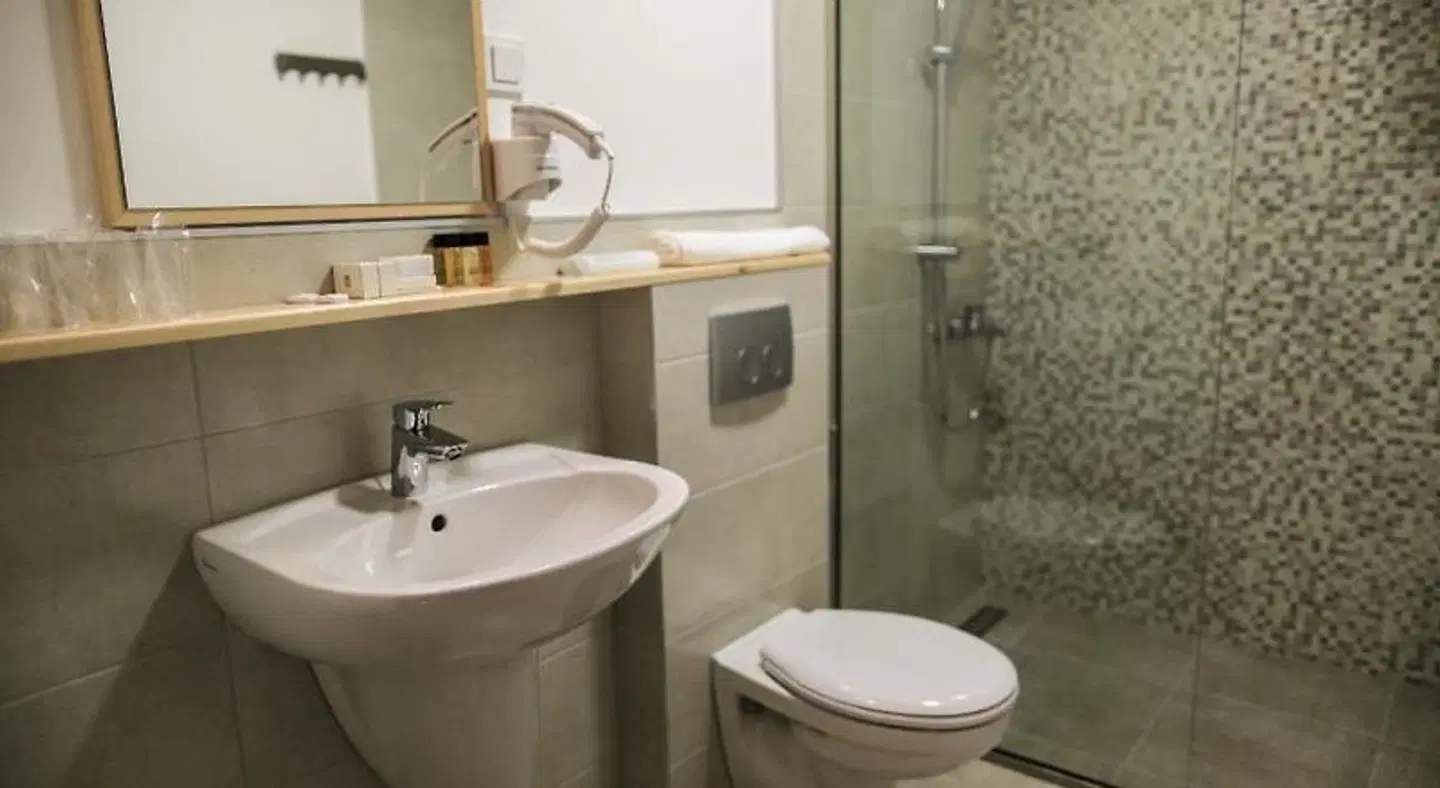 GARNI HOTEL ATRIUM Badezimmer