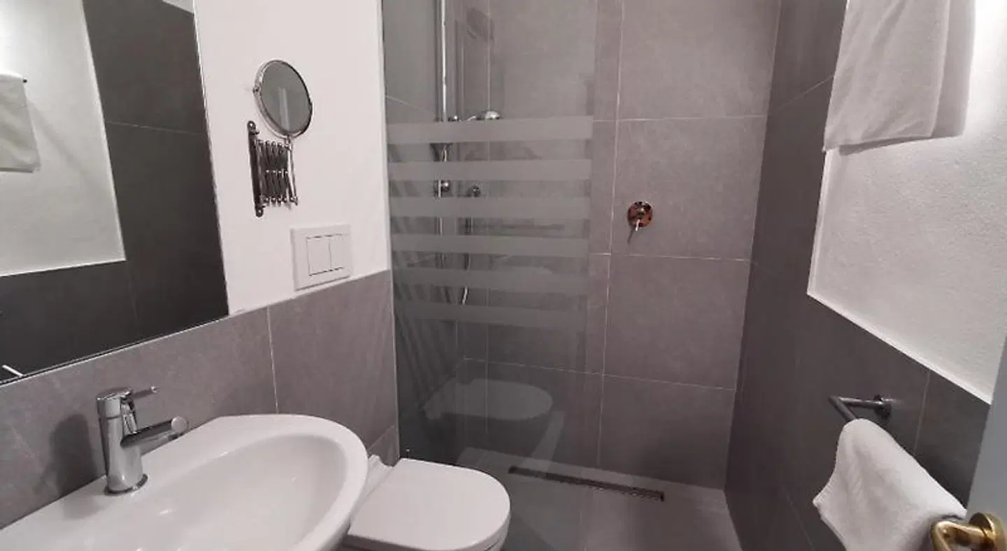 Hotel Adria Badezimmer