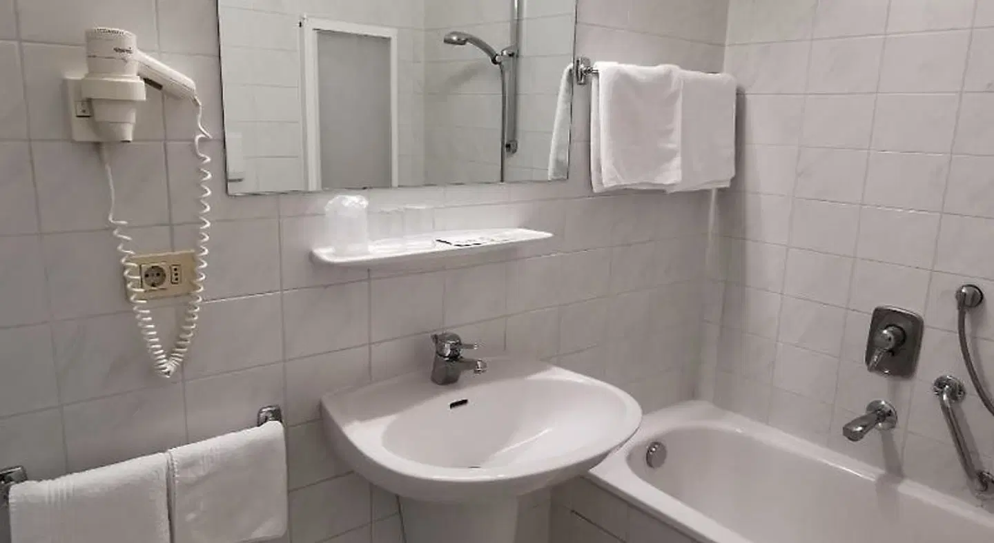 Hotel Adria Badezimmer