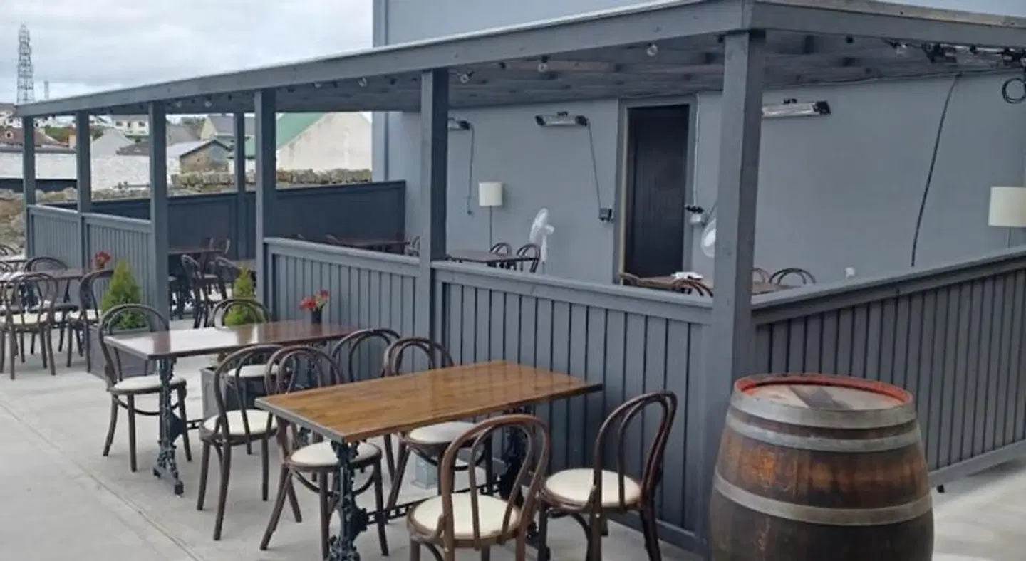 The Midway Bar & Guesthouse Terrasse