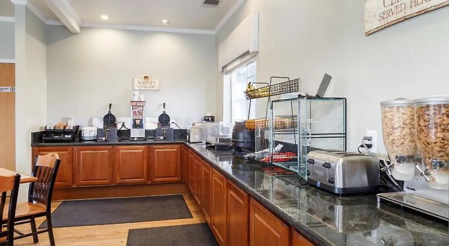 Comfort Inn & Suites Bar