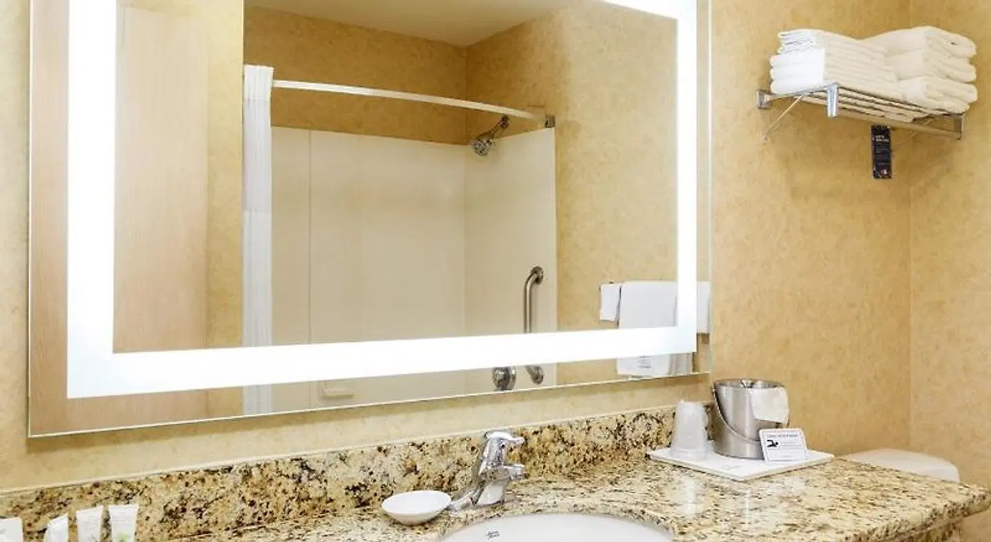Comfort Inn & Suites Badezimmer