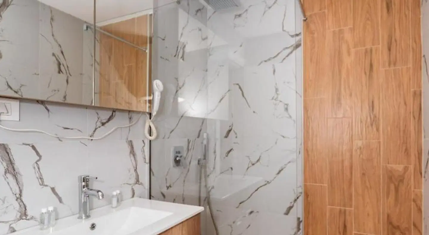 Hotel Pharos Badezimmer