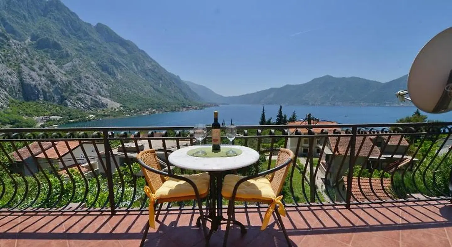 J & P Apartments Orahovac Terrasse
