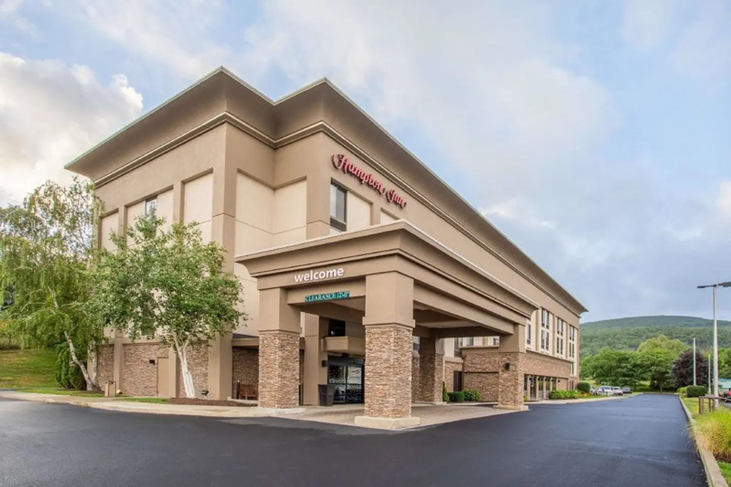Hampton Inn Fishkill EXTERIOR